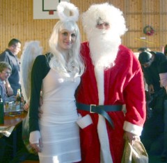 Auch der Nikolaus war mit einem Engel( Burgvogt und Burgfräulein) am 11. Hinterhager Weihnachtsmarkt dabei. Foto:Margarethe Rümmele