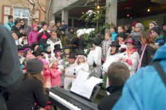 Die Schülerinnen und Schüler der Angenbachtalschule sowie die Kinderkartenkinder erfreuten die Besucher des Weihnachtsmarktes mit Liedvorträgen. Foto: Karl-Heinz Rümmele