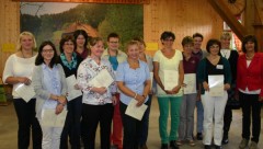 Landfrauen aus verschiedenen Landfrauenvereinen bekamen von der Präsidentin des Landfrauenverbandes Südbaden( Rosa Karcher) (rechts) , die Zertifikate “ Fit fürs Agrarbüro” überreicht. Foto: Karl-Heinz Rümmele 