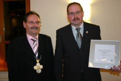 Bürgermeister Bruno Schmidt(links) mit seinem geehrten Stellvertreter Manfred Kiefer. Foto: Karl-Heinz Rümmele 