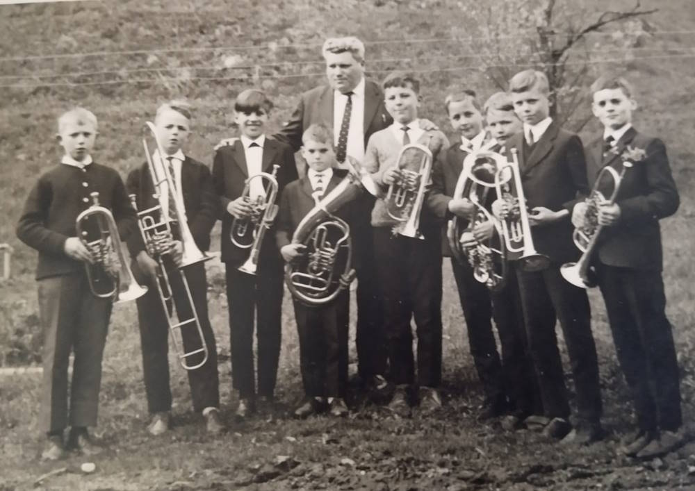 Foto von Oswald Lederer Knabenkapelle von 1965 von linka nach rechts: Klaus Liedke, Konrad Vogt, Helmut Wegner, Rudolf Lederer, Bernd Maier, Luthold Rümmele, Dieter Volkerie, Erich Hein, Oswald Lederer und hinter Ausbilder Josef Wietzel. 