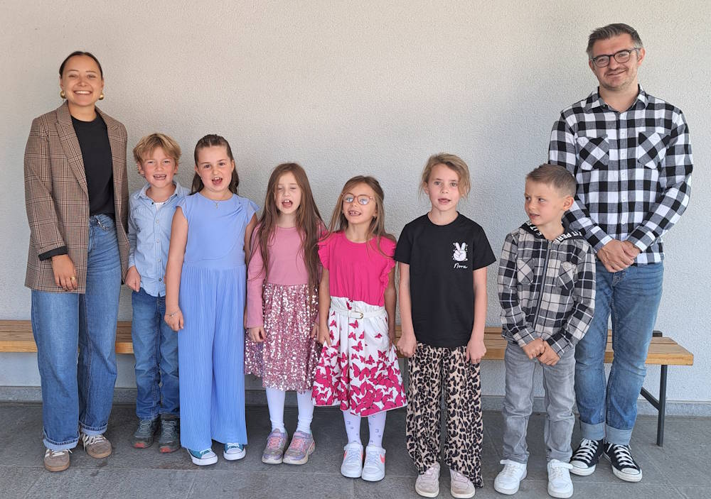 Einschulung mit Lehrerin Jule Waßmer und Lehrer Felix Zapf und den Erstklässlern