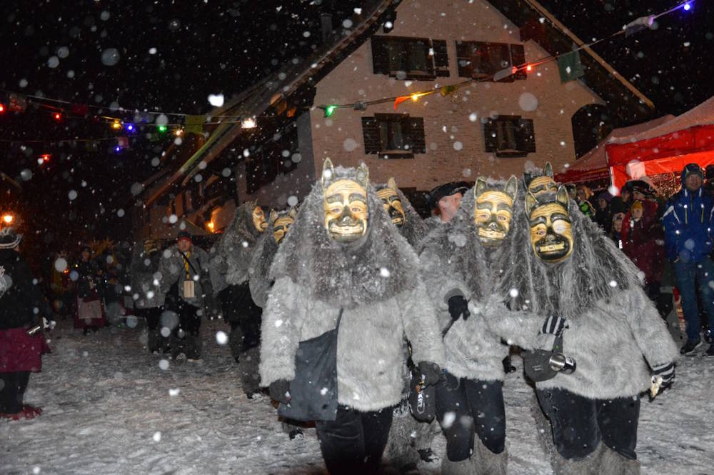 Narren beim Nachtumzug in Häg am 10. Januar 2026