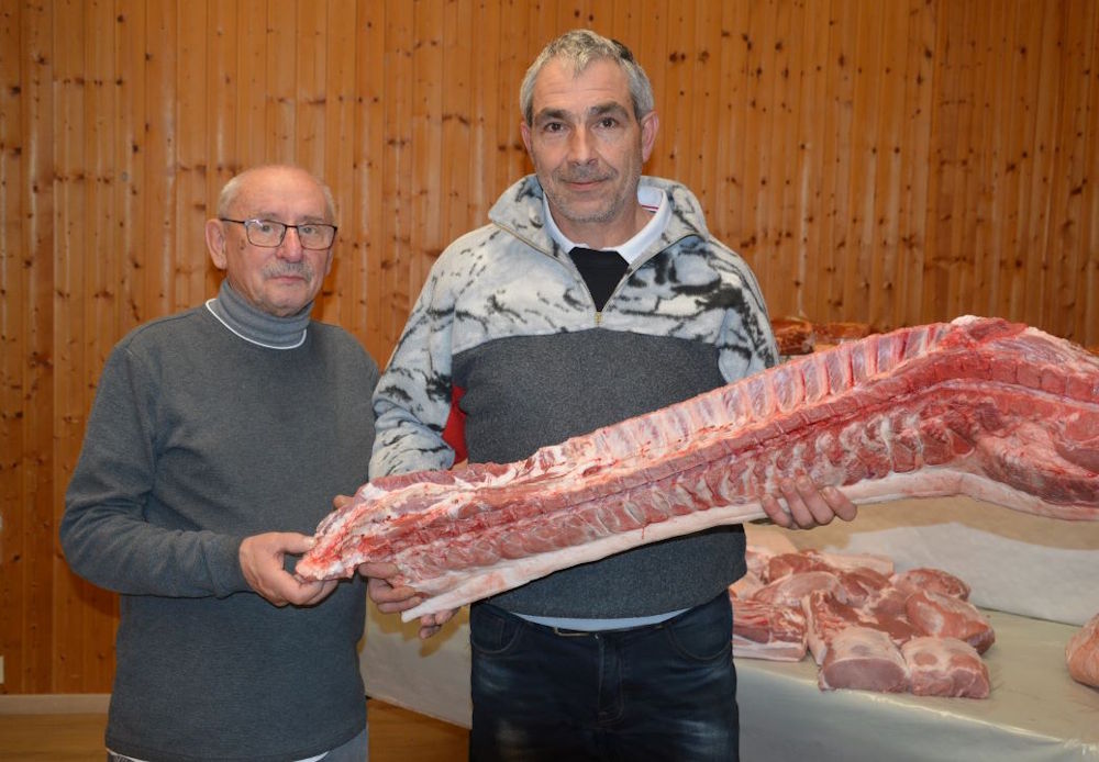 Wahlleiter Norbert Mühl (links) und der Sieger Markus Mertz 