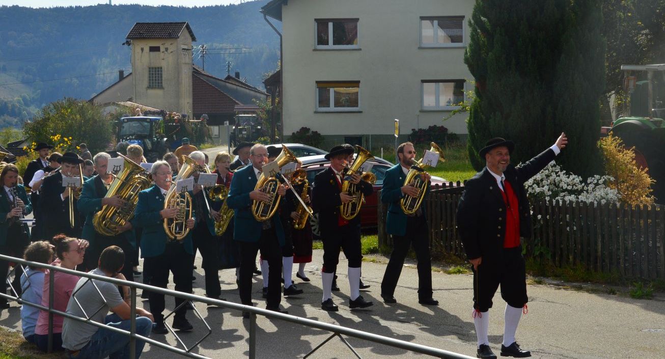 Die Trachtenkapelle Häg-Ehrsberg und der Musikverein beim Umzug am Erntedankfest 2026